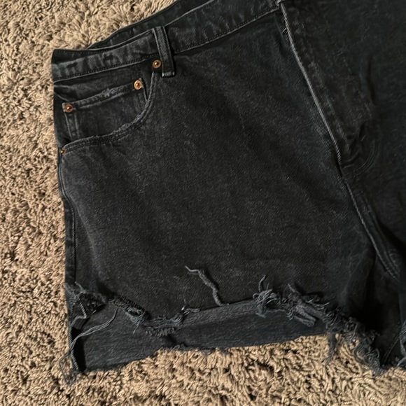 Size 20 Women’s Abercrombie Black Distressed High Rise Mom Short - Picture 4 of 6